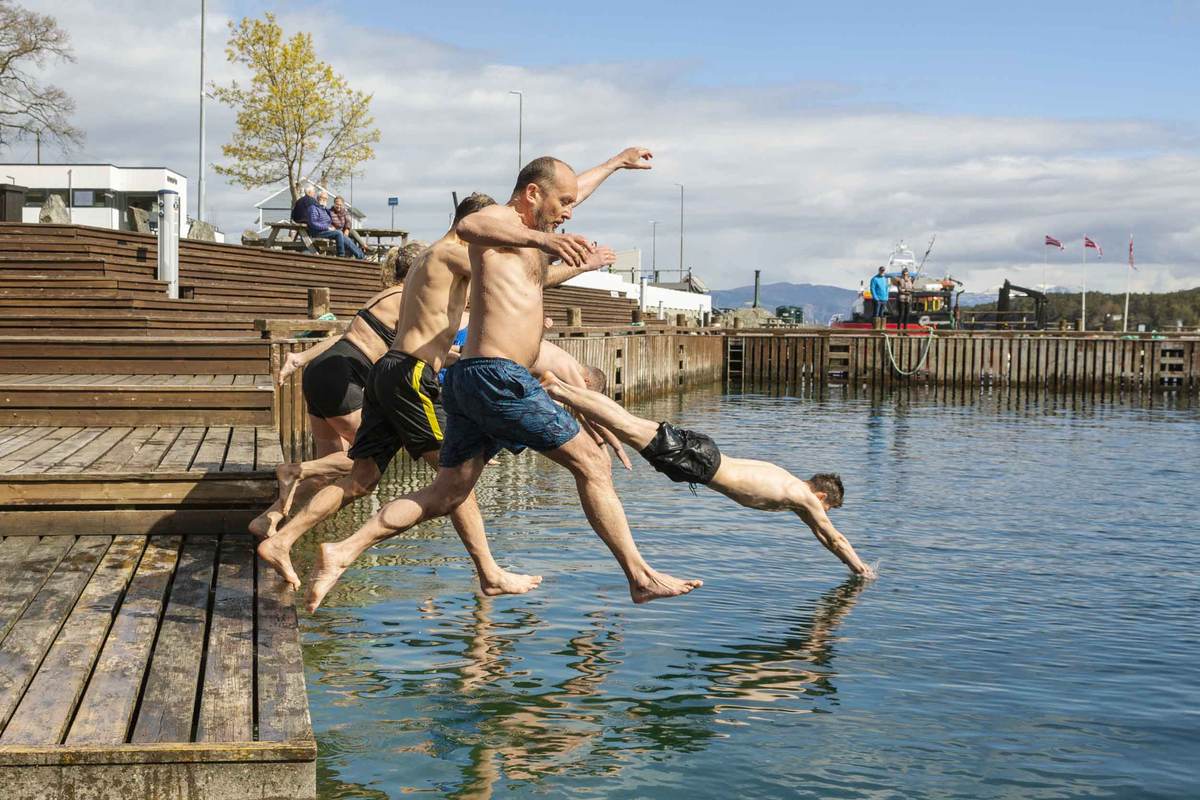 Jumping into the sea from the quay